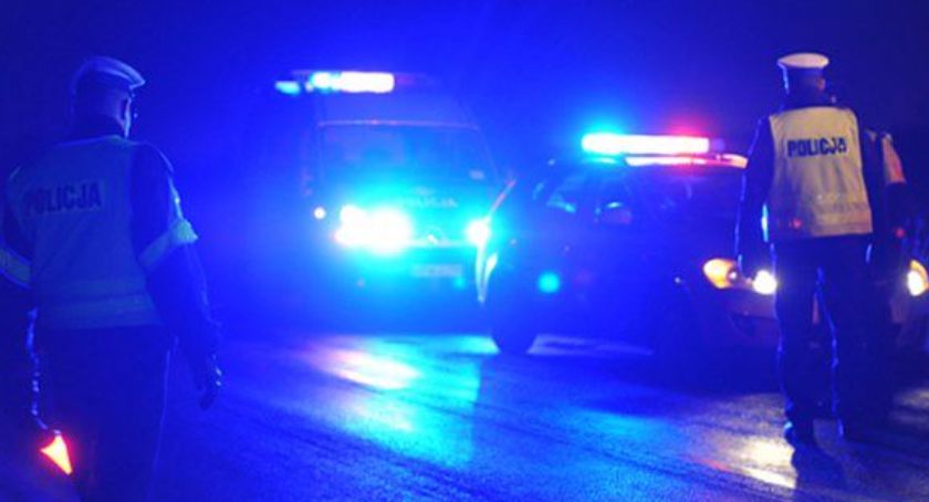 Pacjent wydostał się z jadącej karetki i zginął pod kołami samochodu