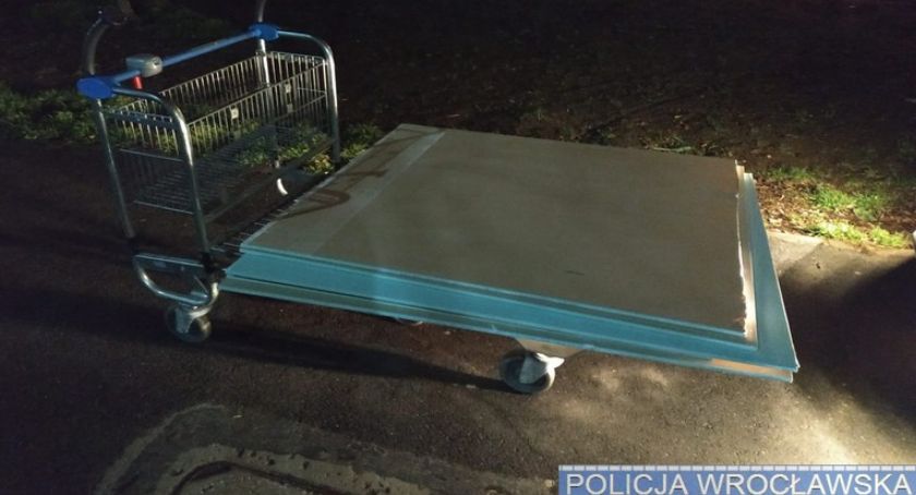 ,,Megatransporty’’ edycja Wrocław. Chcieli zaoszczędzić na dostawie, więc ruszyli pieszo w kilkukilometrową podróż po mieście…