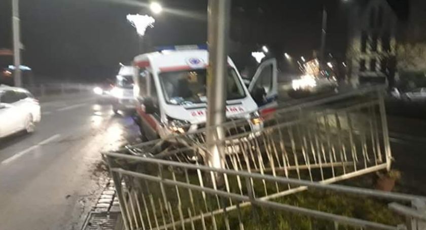 Zablokowana kierownica przyczyną wypadku karetki