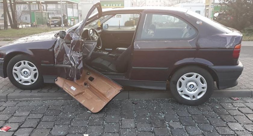 Otworzył drzwi przed nadjeżdżającym autobusem