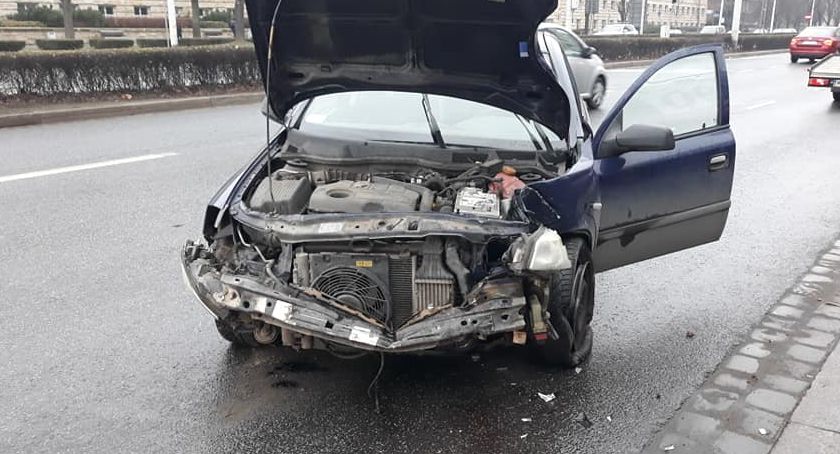 Uderzył w barierki na Placu Grunwaldzkim