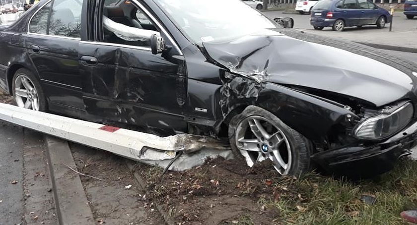 Na Karkonoskiej auto wpadło na latarnię