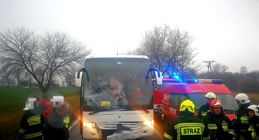 Zderzenie autobusu z busem i osobowym. W pojazdach łącznie 50 osób!