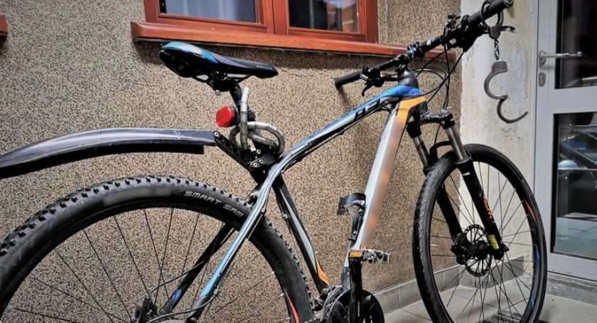 Uciekał przed policjantami na rowerze. Był poszukiwany.