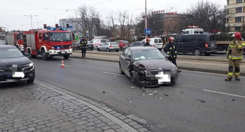 Zderzenie dwóch samochodów na Kromera