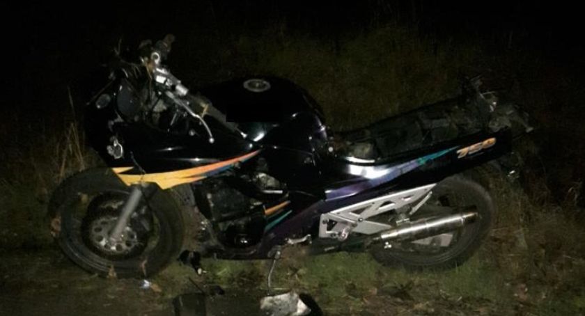 Nietrzeźwy motocyklista uderzył w przydrożne drzewo