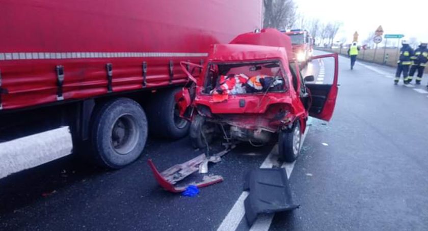 Zderzenie samochodu ciężarowego z osobowym na DK-8 w Mlecznej