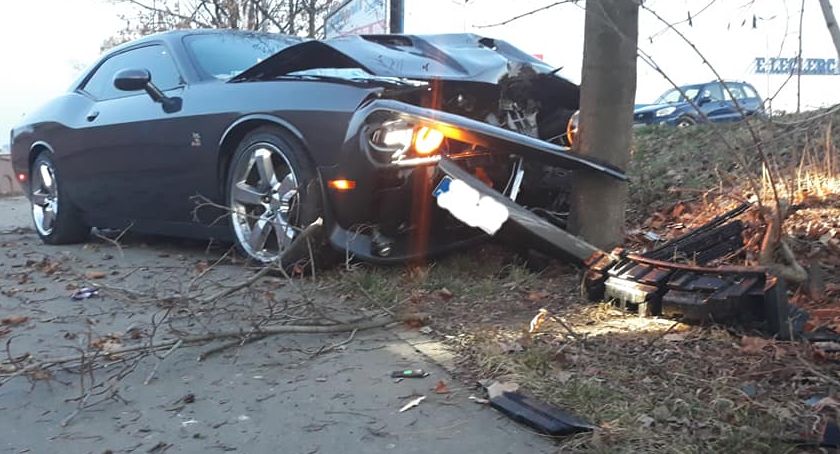 Pracownik myjni rozbił na drzewie auto klienta warte przeszło 200 tys złotych