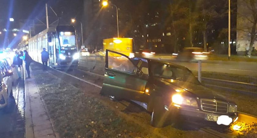 Mercedes na torowisku tramwajowym