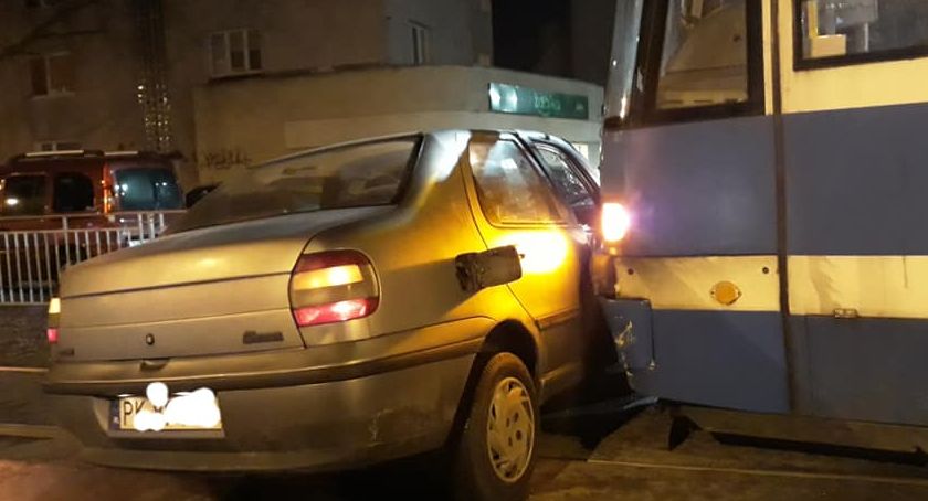 Wjechał pod tramwaj
