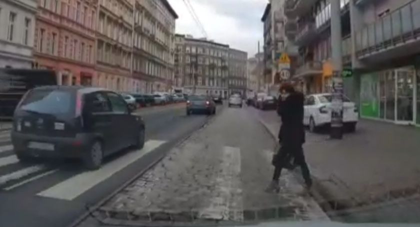 Wyprzedzali, gdy piesza była na przejściu!  (VIDEO+18)