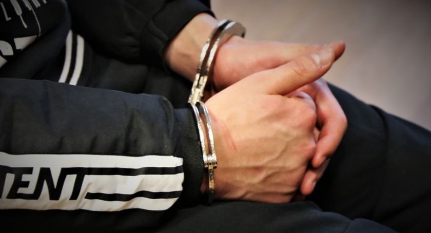 Wyłudzili kilka tysięcy złotych, a chcieli kolejne 15 tysięcy. Dwóch młodych legniczan w rękach wrocławskich policjantów