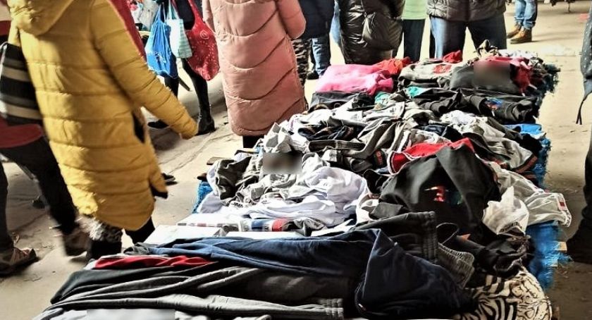 Handlowali podrobioną odzieżą na wrocławskim targowisku – zostali zatrzymani