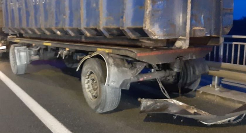 Wypadek na AOW. Bus uderzył w naczepę ciężarówki