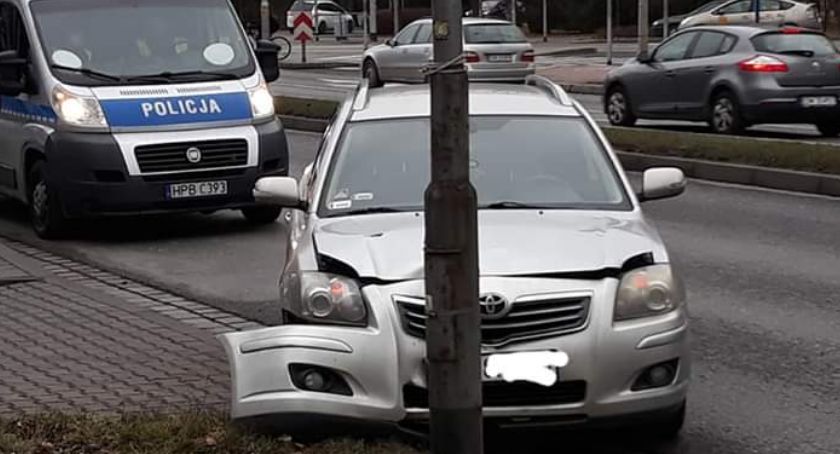 Toyota uderzyła w latarnie. Winny kierowca ciężarówki.