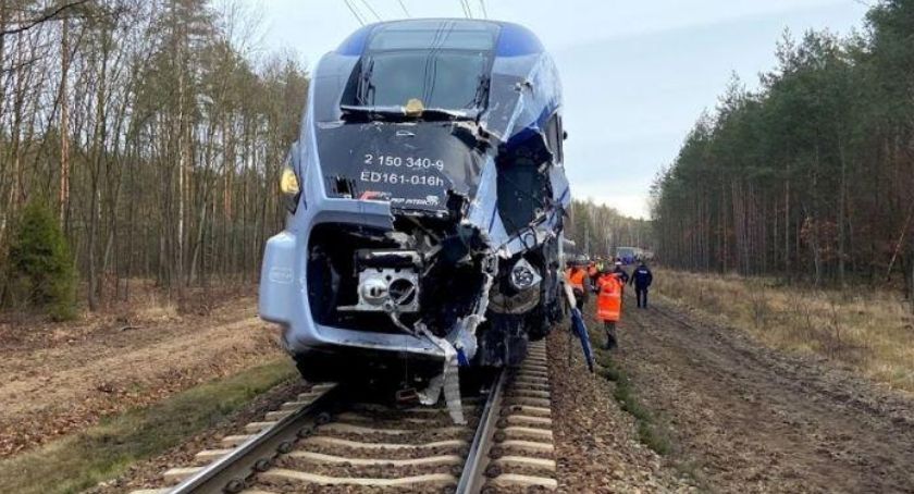 Tir wjechał pod pociąg Warszawa - Wroclaw. Kierowca zginął na miejscu