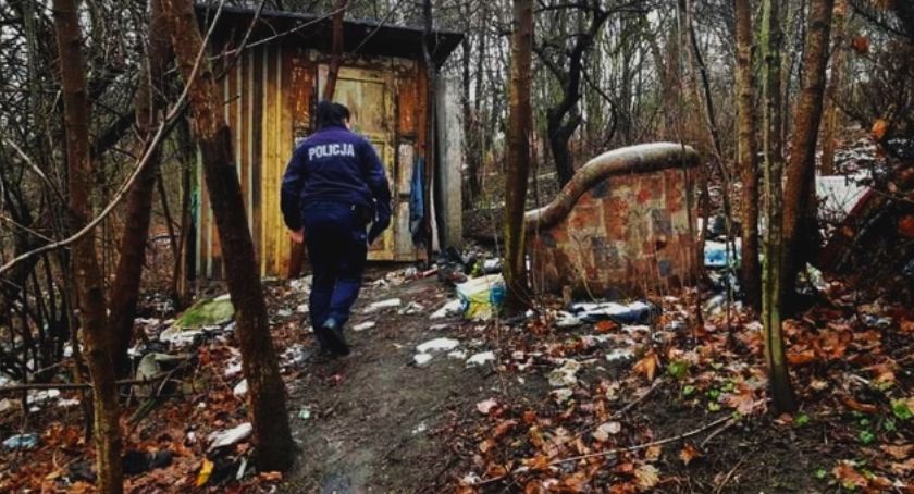 Policjanci sprawdzają miejsca, gdzie przebywać mogą osoby potrzebujące pomocy