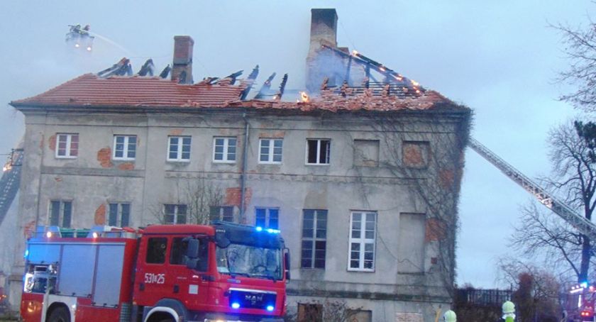 Płonął zabytkowy pałac pod Polkowicami