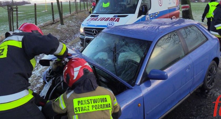 Audi uderzyło w drzewo. Poszkodowany w szpitalu 