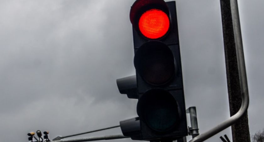 Przejechał na czerwonym świetle i uciekał przed policjantami