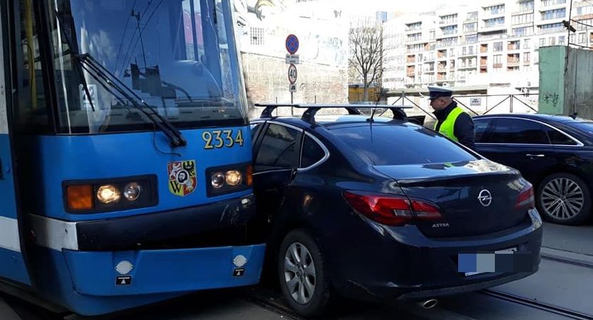 Zderzenie opla z tramwajem
