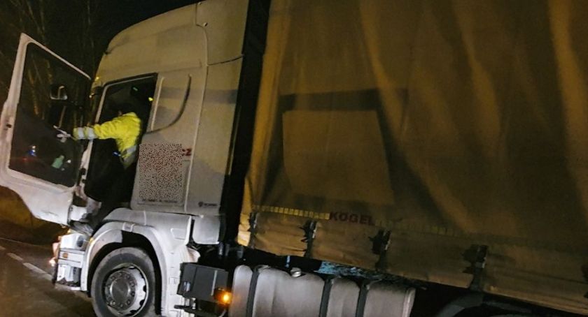 Ciężarówka wpadła w poślizg i wypadła z drogi