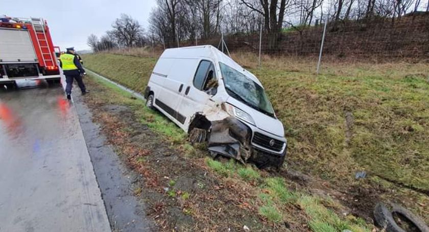 Bus w rowie na autostradzie A4 . Duże utrudnienia w kierunku granicy