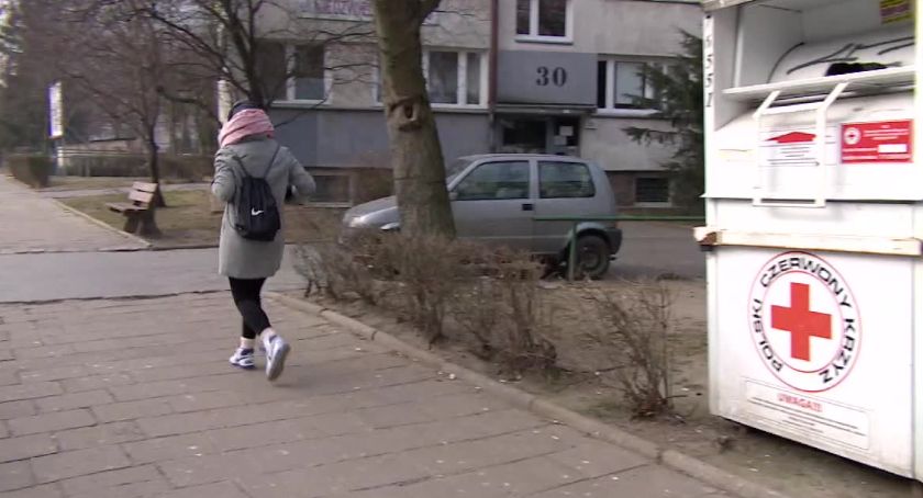 - Powinni się wstydzić i schować pod ziemię - . Zarzuty za okradanie kontenerów ubraniowych PCK