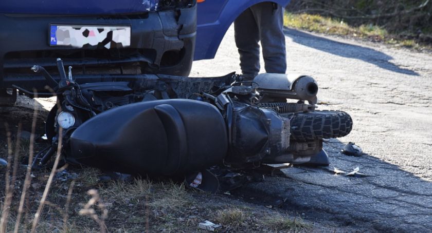Tragedia pod Ziębicami. Nie żyje mężczyzna który wjechał motorowerem pod busa