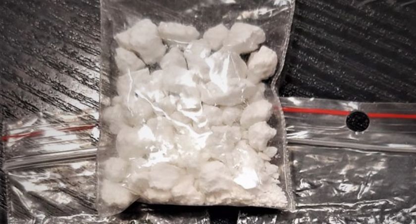 Amfetamina, marihuana i tabletki niewiadomego pochodzenia posiadał przy sobie młody Wrocławianin. Wpadł w ręce policyjnych wywiadowców