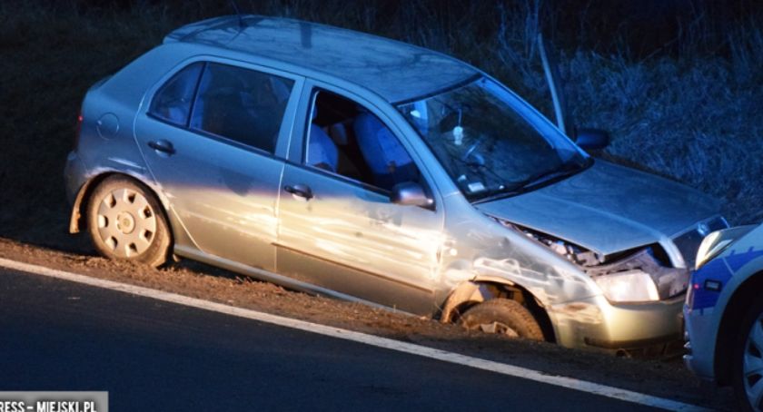 Skoda wypadła z drogi na krajowej ósemce