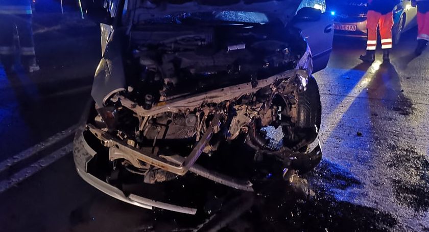 Zderzenie dwóch aut na drodze Żarów - Świdnica