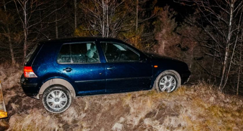Volkswagen wypadł z drogi w Budzowie. Kierowca w szpitalu