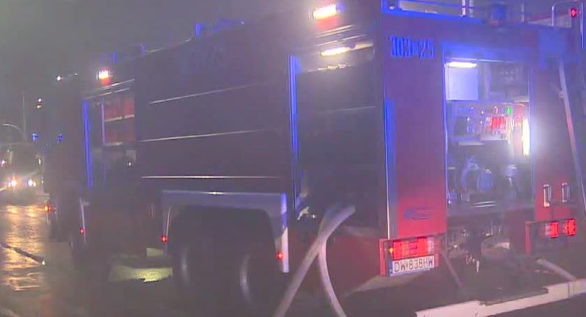 Cztery zastępy straży pożarnej gasiły pożar pustostanu we Wrocławiu. Nikt nie ucierpiał
