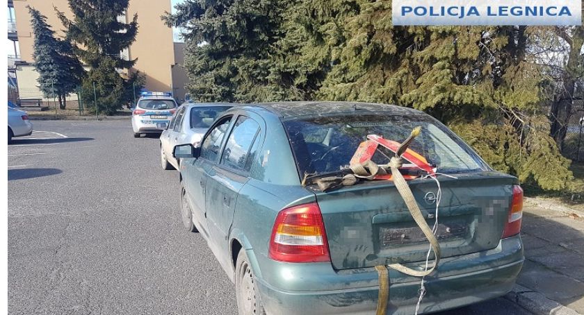Jeden holował drugiego, a żaden nie powinien siedzieć za kierownicą