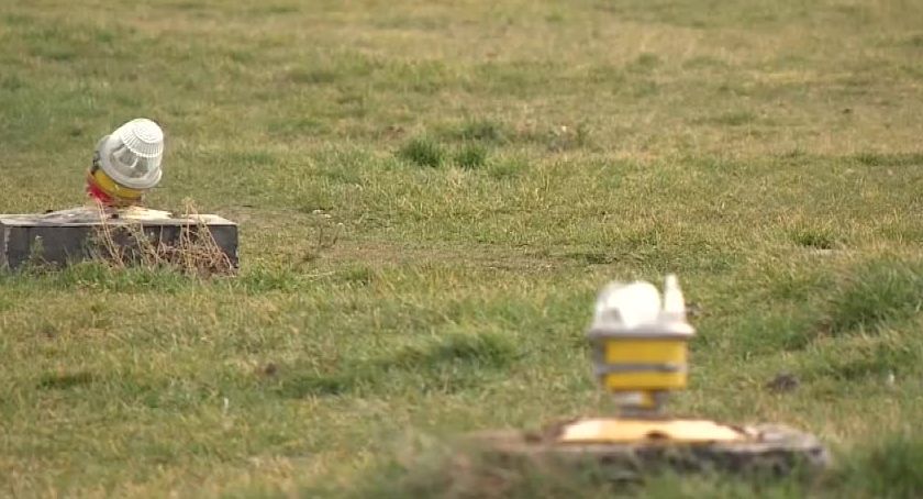 Niezrozumiały akt wandalizmu. Zniszczone lampy na przyszpitalnym lądowisku w Głogowie