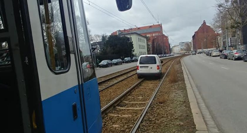 Samochód na torowisku