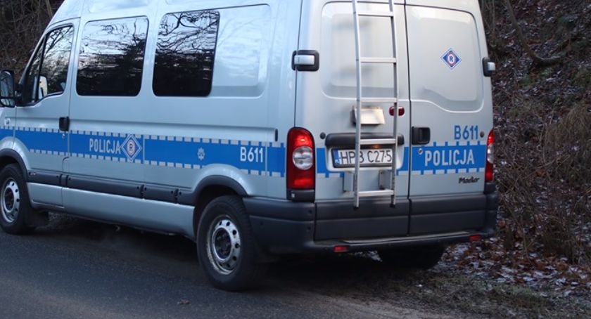 „Wpadł” przez otwartą klapę bagażnika
