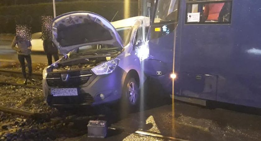 Wjechała pod tramwaj