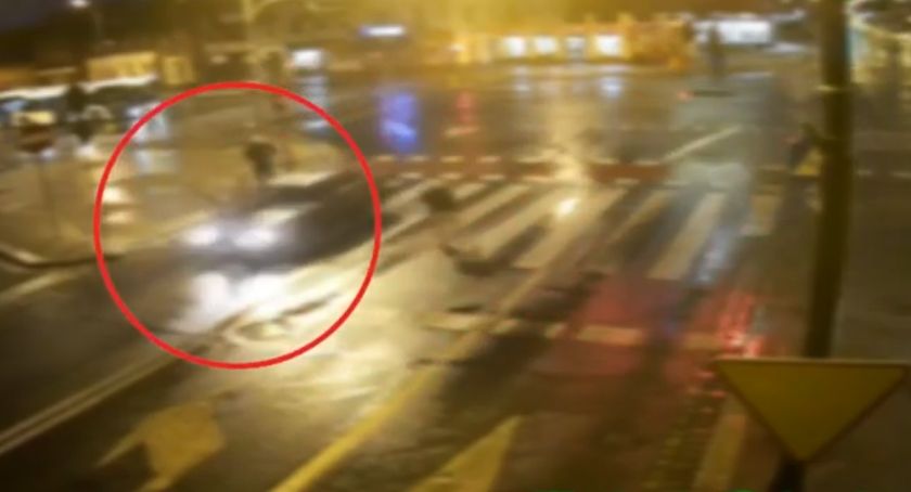 Potrącił kobietę na przejściu dla pieszych i uciekł (video)