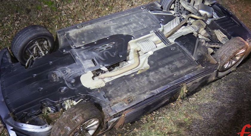 BMW wpadło do rowu i dachowało