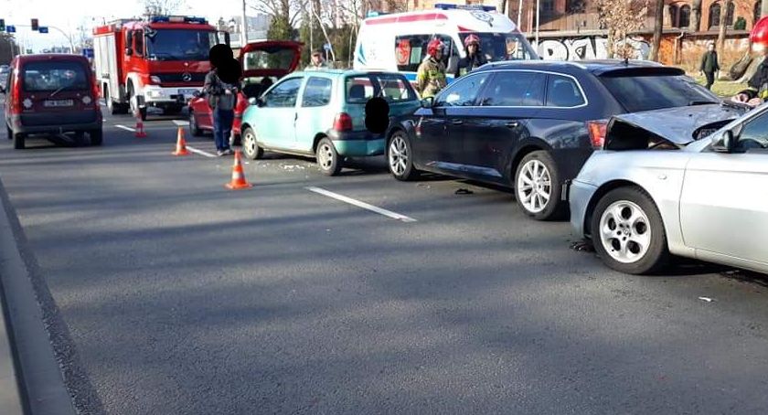Zderzenie 4 pojazdów na Pilczyckiej