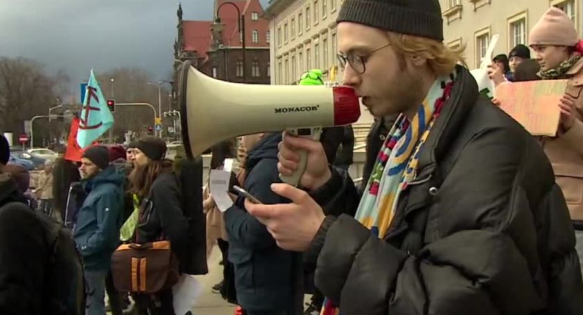 Położyli się na schodach Urzędu Wojewódzkiego we Wrocławiu. Aktywiści domagali się edukacji klimatycznej w szkołach