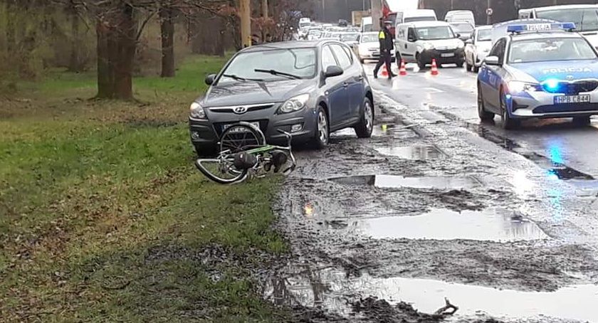 Potrącony rowerzysta, uszkodzone bariery i rozbite dwa samochody