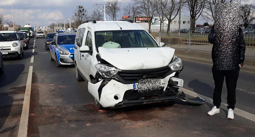 Kolizja na Żmigrodzkiej. Zderzyły sie trzy auta.