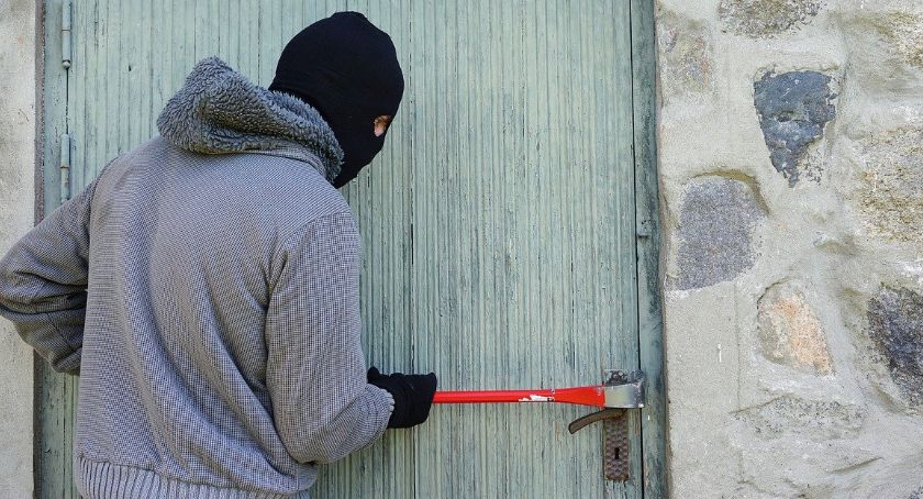 Uważaj na oszustów działających metodą „na parawan”. Przeczytaj, jak uniknąć kradzieży