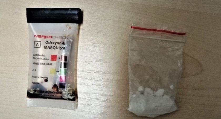 Chciał uniknąć spotkania z policjantami, bo miał przy sobie amfetaminę, którą „znalazł na ulicy”...