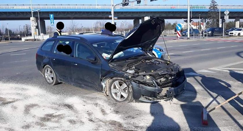 Wjechał na czerwonym powodując wypadek