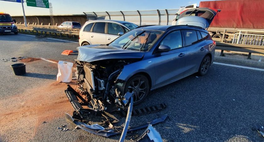 Zderzenie Forda i Opla na A8. Powodem wystrzał opony w ciężarowym