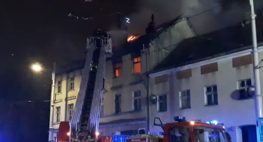 Pożar pustostanu we Wrocławiu. Ewakuowano mieszkańców sąsiedniego budynku